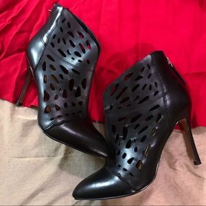 • NINE WEST CUT OUT HEELS •